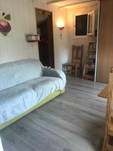 een slaapkamer met een bed, een tafel en een stoel bij Le Petit Chalet in La Châtelaine
