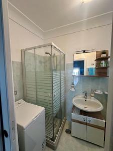 een badkamer met een douche en een wastafel bij Capri Joy in Capri