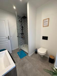 La salle de bains est pourvue d'une douche, de toilettes et d'un lavabo. dans l'établissement VILLA GABI, à Juvisy-sur-Orge
