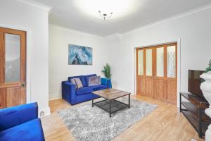 sala de estar con sofá azul y mesa en Host & Stay - Berry Hill View, en Ryton