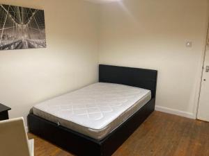 a small bedroom with a bed in the corner at Eynsford house in London