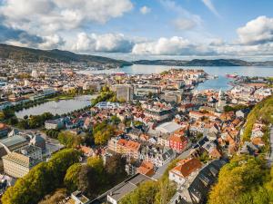 una vista aérea de una ciudad junto a un cuerpo de agua en Dinbnb Apartments I Family Dream in Bergen I Playroom I Private Garden en Bergen