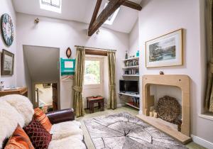 a living room with a couch and a fireplace at Rose Cottage in Richmond