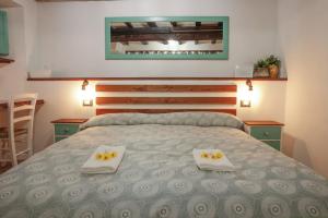 sypialnia z łóżkiem z dwoma ręcznikami w obiekcie Vicolo39 La casa a due passi dal Lago w mieście Trevignano Romano
