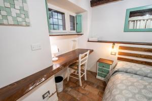特雷維那諾羅馬諾的住宿－Vicolo39 La casa a due passi dal Lago，一间卧室配有书桌,卧室内配有一张床