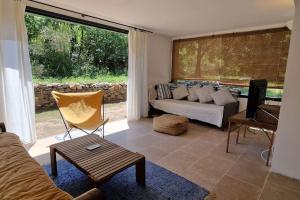 un salon avec un canapé et une table dans l'établissement Villa Bergerie Baracco Argia, piscine, maquis et tradition corse pour 6 personnes, à Barbaggio