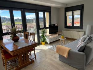 A seating area at Apartamentos Montejurra