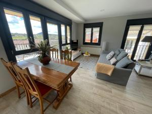 A seating area at Apartamentos Montejurra