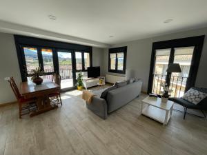 A seating area at Apartamentos Montejurra