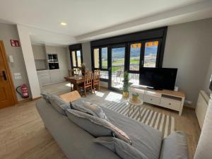 A television and/or entertainment centre at Apartamentos Montejurra
