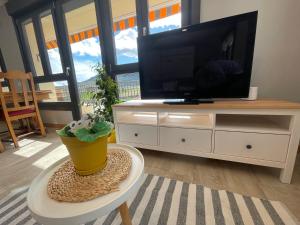 A television and/or entertainment centre at Apartamentos Montejurra