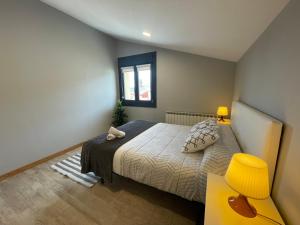 A bed or beds in a room at Apartamentos Montejurra