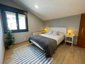 A bed or beds in a room at Apartamentos Montejurra