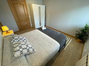 A bed or beds in a room at Apartamentos Montejurra