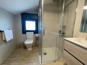 A bathroom at Apartamentos Montejurra