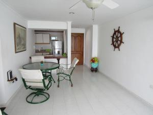 a dining room and kitchen with a table and chairs at Magia frente al Mar Caribe in Cartagena de Indias