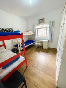 Cama ou camas em um quarto em Onça da Praia Hostel