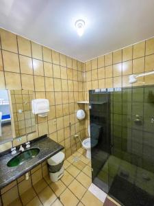 Um banheiro em Onça da Praia Hostel