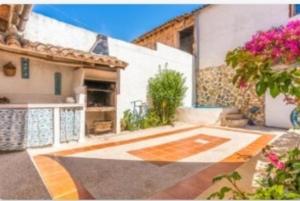 a view of a courtyard of a house at Ca sa Cristeta de s'escola in Sa Pobla +9 photos