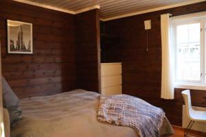 een slaapkamer met een bed en een raam bij Familiehytte på Beito in Beitostøl