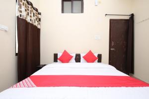 Łóżko lub łóżka w pokoju w obiekcie Collection O Hotel Shree Hari