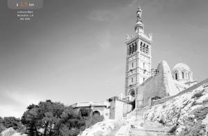 ein schwarzweißes Foto einer Kirche mit einem Uhrturm in der Unterkunft Studio Saint Ferreol hyper centre 3-1 in Marseille + 2 Fotos