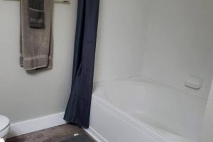 ein Badezimmer mit einer weißen Badewanne und einem Duschvorhang in der Unterkunft Homey 4br Home In Converse Near Airforce Base in San Antonio