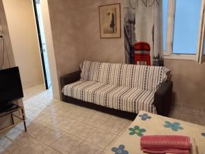 - un salon avec un canapé et une table dans l'établissement Maria house, à Athènes