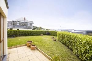 Saint Just in RoselandにあるSandbarの鉢植えと生垣のある庭