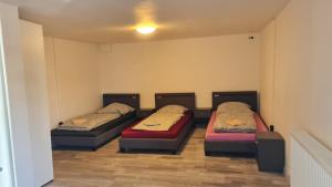 Zimmer mit 3 Betten in der Ecke eines Zimmers in der Unterkunft Zimmer zu vermieten in Gundelsheim