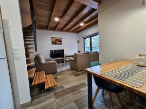 a kitchen and living room with a table and chairs at Apartamentos Rurales Lola Penarronda in Castropol
