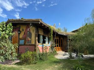 una pequeña casa con techo de hierba en Bed and Breakfast near the Airport en Ezeiza