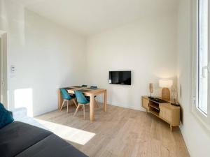 Habitación con mesa, sillas y TV. en Maison abba trois pièces, en Saint-Antoine
