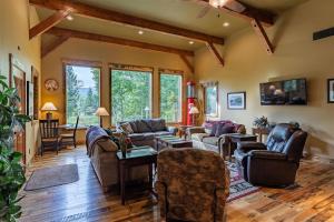 un soggiorno con divani e sedie di Snow Creek Lodge a West Yellowstone