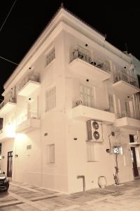 un edificio blanco con balcones en un lateral en Porto Nafplio, en Nauplia