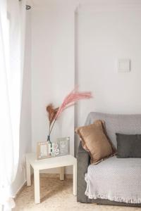 a living room with a couch and a table at LXR Bienestar 3HAB pasos del mar in Tarifa