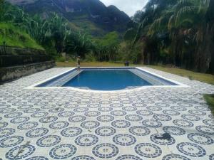 uma piscina com uma pessoa ao lado de uma montanha em Cabaña represa Prado 25+ huesp em Prado