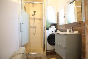 ein Badezimmer mit einer Waschmaschine und einer Waschmaschine in der Unterkunft Appartement Lavande YourHostHelper in Saint-Cyr-sur-Mer