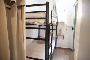 ein paar Etagenbetten in einem Zimmer in der Unterkunft Appartement Lavande YourHostHelper in Saint-Cyr-sur-Mer