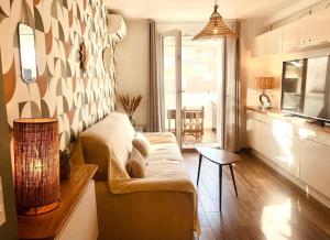 ein Wohnzimmer mit einem Sofa und einem Tisch in der Unterkunft Appartement Lavande YourHostHelper in Saint-Cyr-sur-Mer