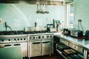 Dapur atau dapur kecil di Denton House Hostel