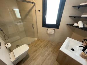 A bathroom at Apartamentos Montejurra