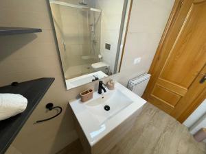 A bathroom at Apartamentos Montejurra