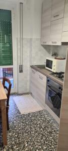 una cucina con piano cottura e forno a microonde di Casa Marina a Savona
