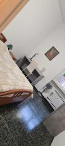 Camera con tavolo, letto e scrivania. di Casa Marina a Savona
