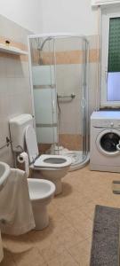 bagno con servizi igienici e lavatrice. di Casa Marina a Savona