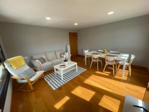 A seating area at Apartamentos Montejurra