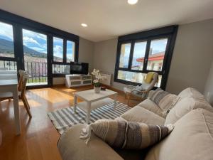 A seating area at Apartamentos Montejurra