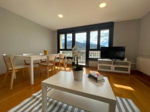 A television and/or entertainment centre at Apartamentos Montejurra