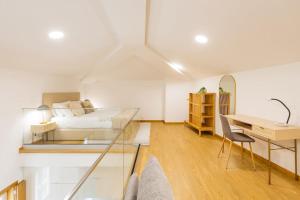 ein Schlafzimmer mit einem Bett und einem Schreibtisch in einem Zimmer in der Unterkunft Inner Center Porto in Porto
